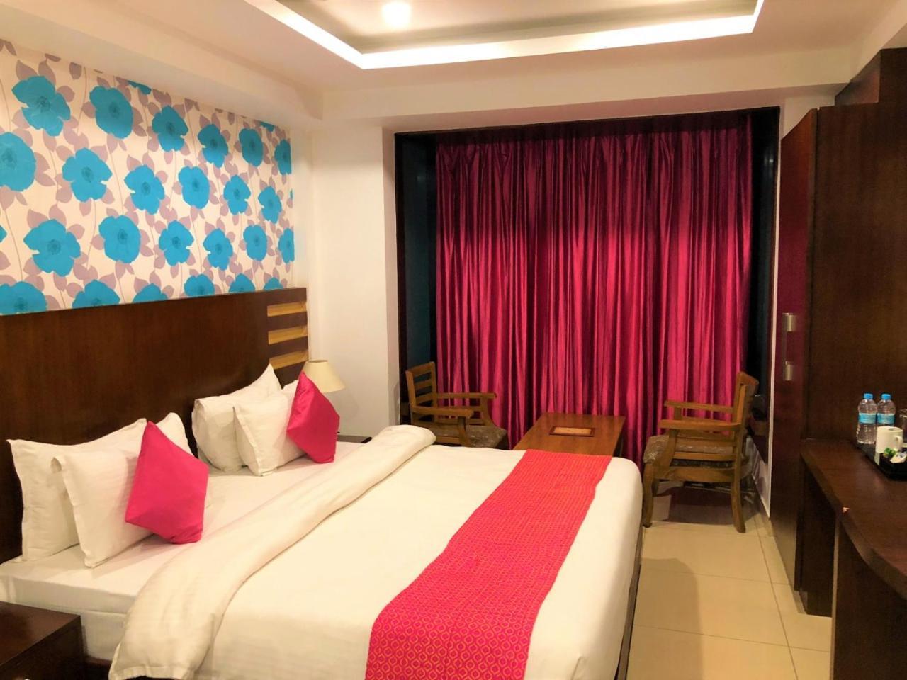 Hotel Sgt Plaza Varanasi Exteriör bild
