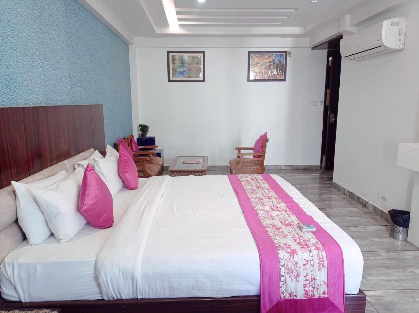 Hotel Sgt Plaza Varanasi Exteriör bild