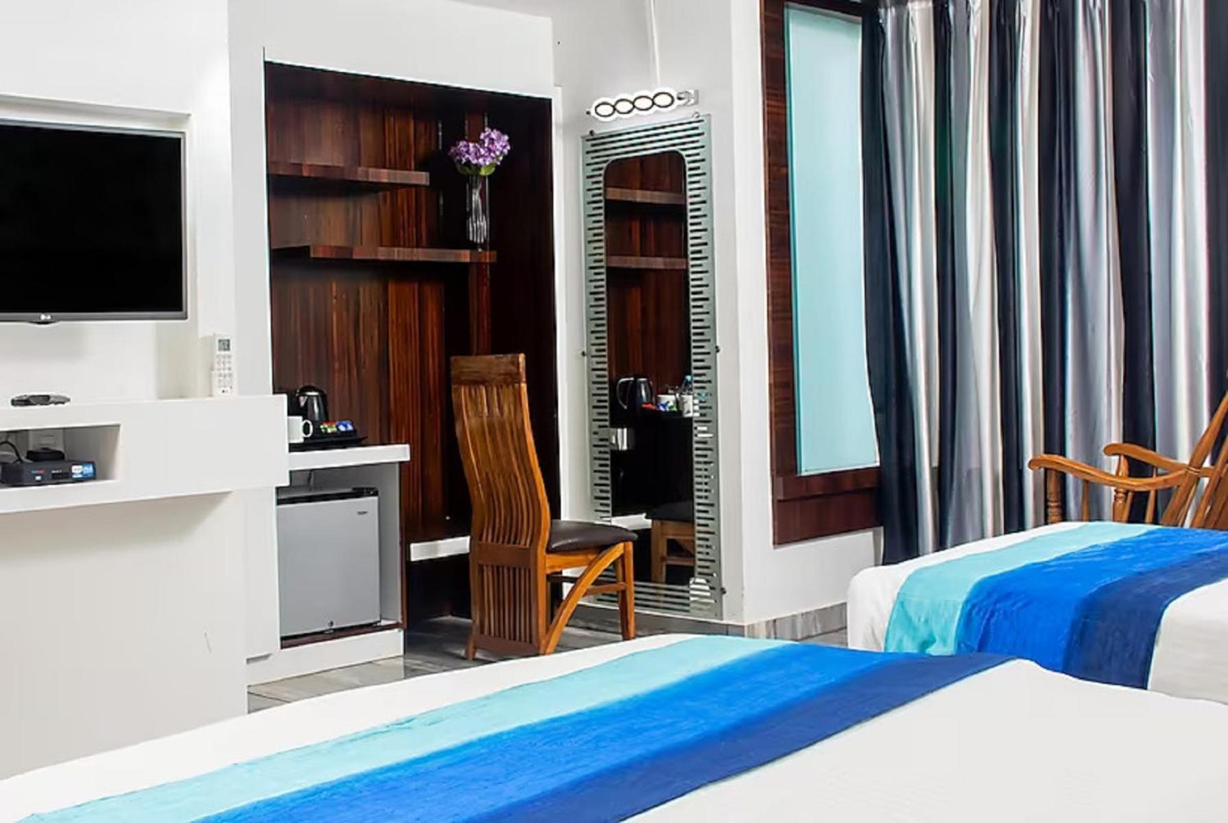 Hotel Sgt Plaza Varanasi Exteriör bild