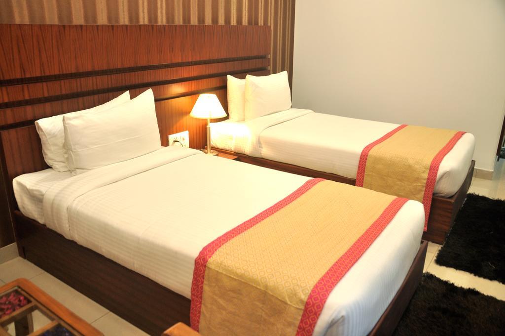 Hotel Sgt Plaza Varanasi Exteriör bild