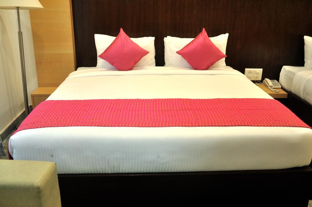 Hotel Sgt Plaza Varanasi Exteriör bild