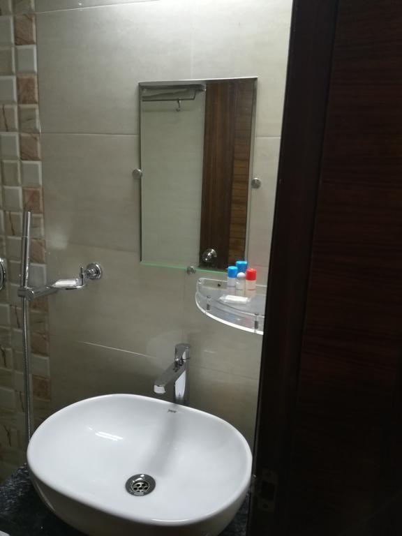Hotel Sgt Plaza Varanasi Exteriör bild