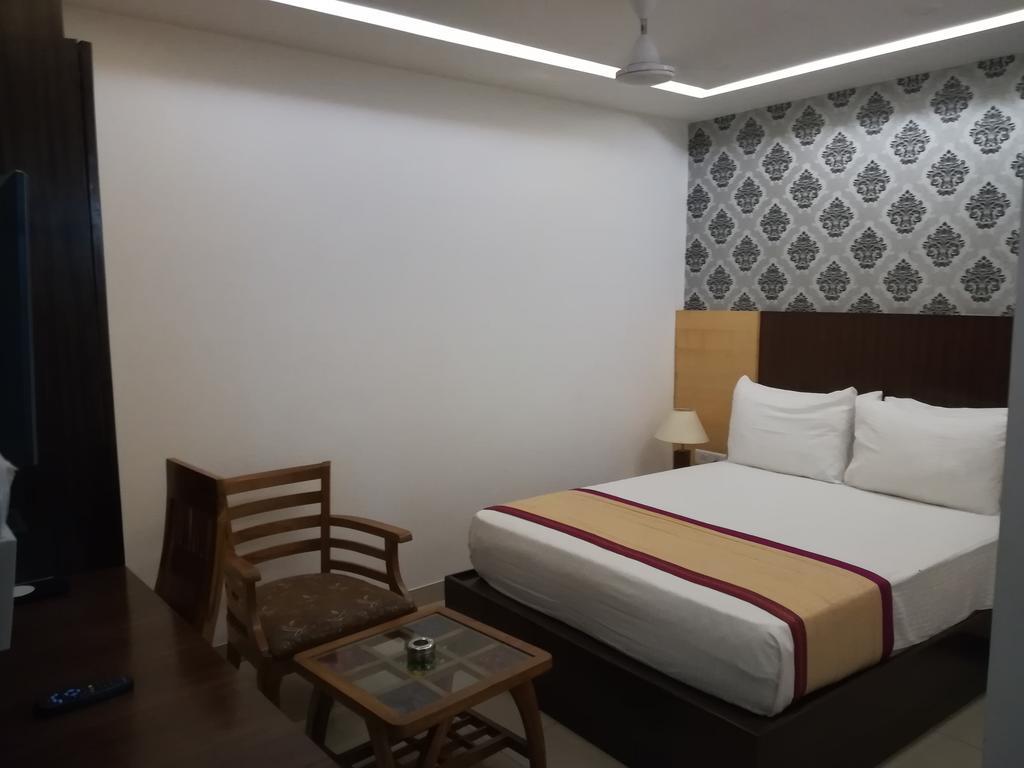 Hotel Sgt Plaza Varanasi Exteriör bild