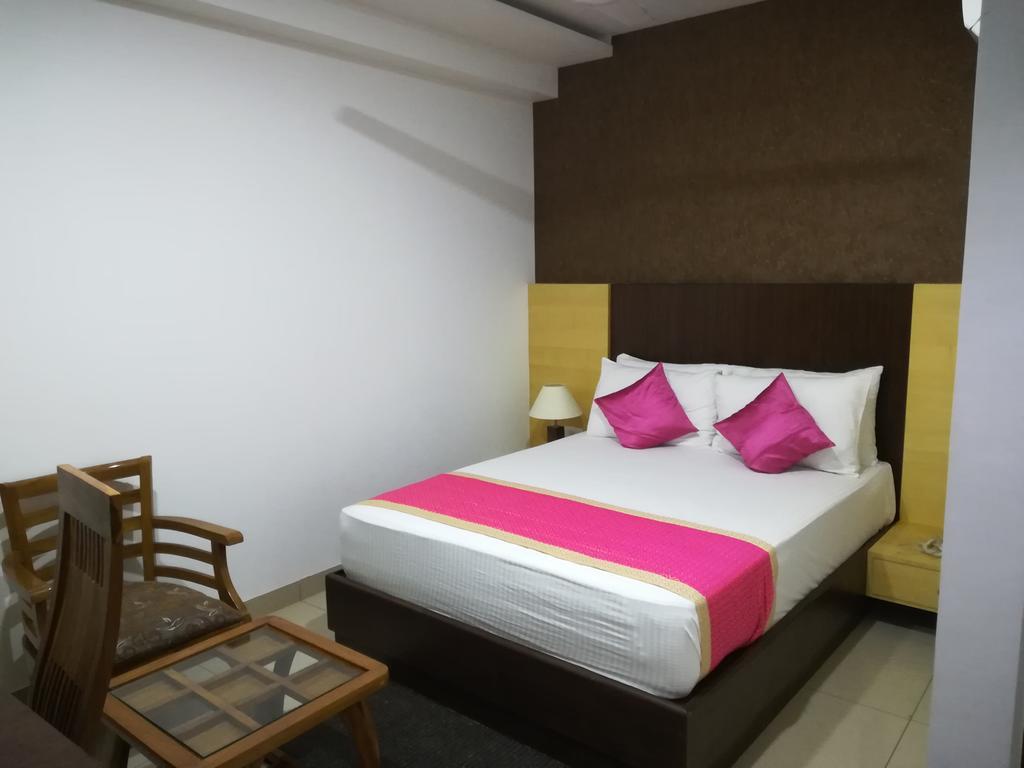 Hotel Sgt Plaza Varanasi Exteriör bild