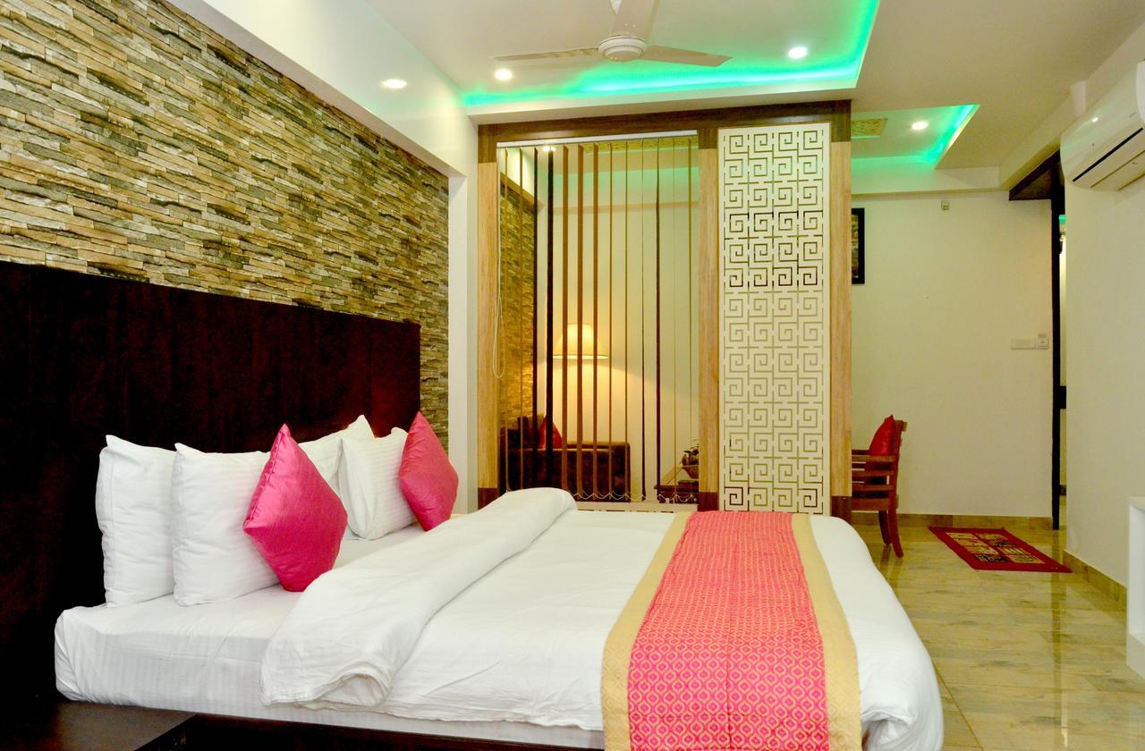 Hotel Sgt Plaza Varanasi Exteriör bild