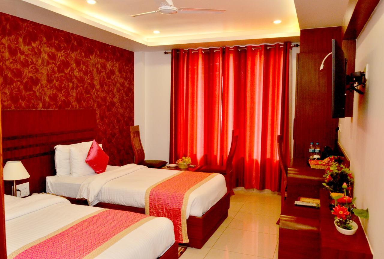 Hotel Sgt Plaza Varanasi Exteriör bild