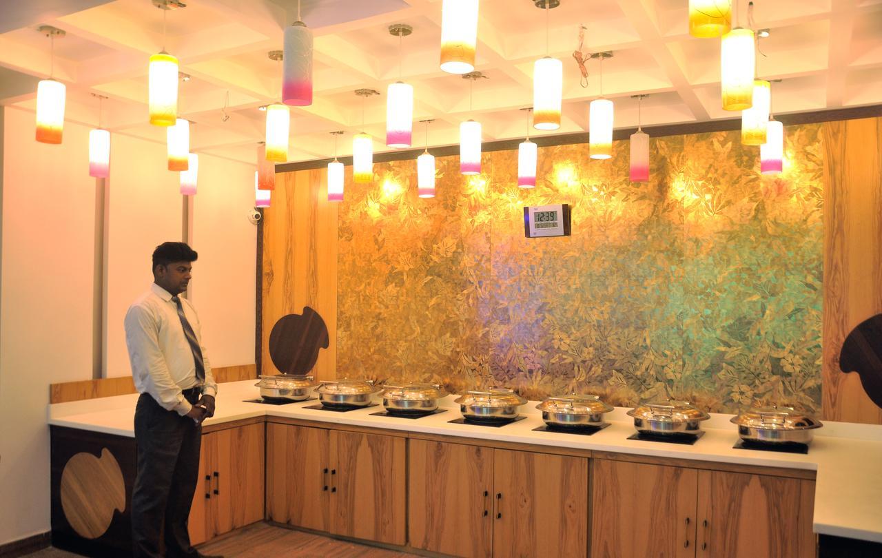 Hotel Sgt Plaza Varanasi Exteriör bild